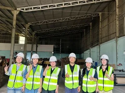 The WINVN INT team at the packing warehouse in Vietnam